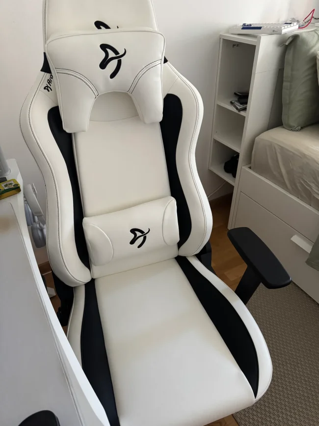noblechairs EPIC PU-Leather - Black / Gold - MaxGaming.com