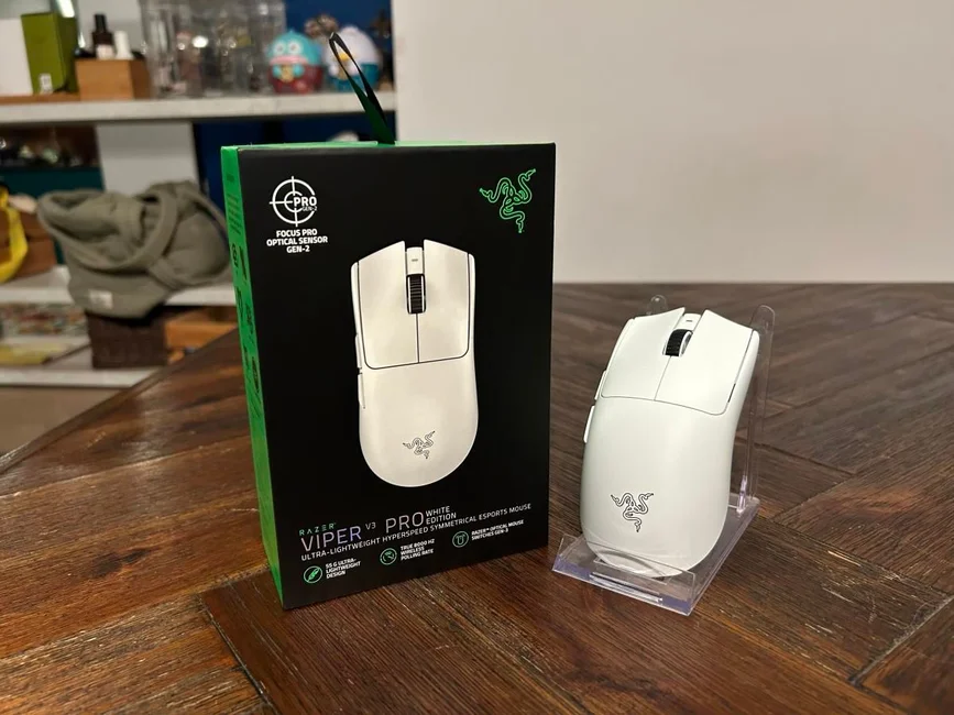 Razer Viper V3 Pro Wireless Gaming Mouse - White - us.MaxGaming.com
